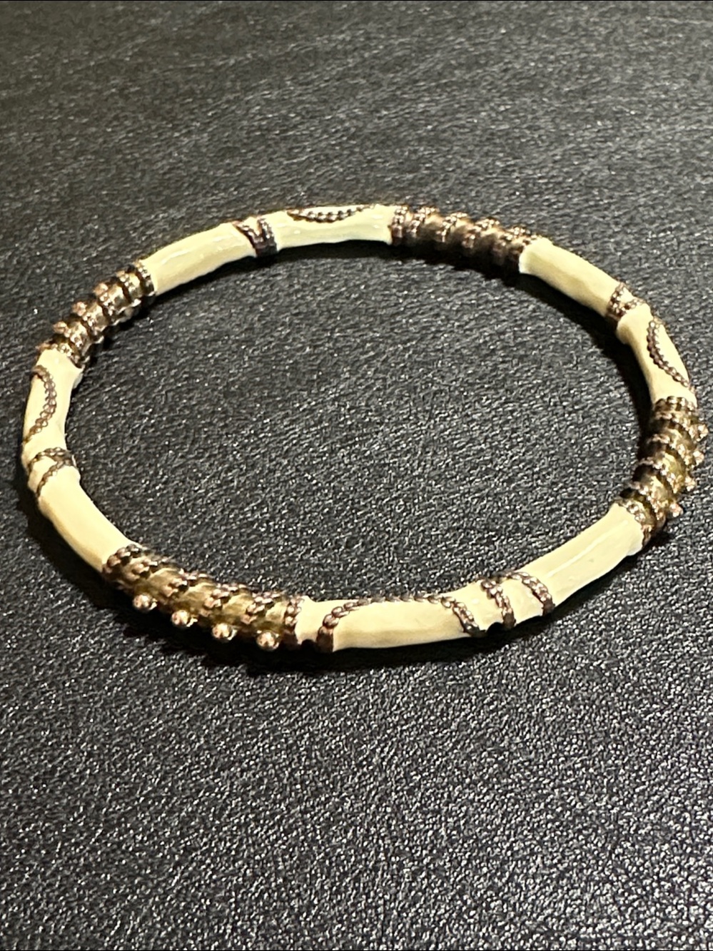 Hollywood Regency Ivory Enamel & Gold Tone Textured Vintage Bangle Bracelet